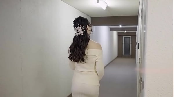 被穿着透明丝袜的高跟美女姐姐上门收债,没有钱还,只好用肉棒抵偿欠款了