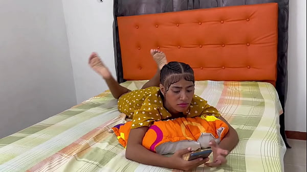 LA PUTA DE MI HERMANASTRA CALMA EL CACHO CONMIGO LE DOY UNA BUENA FOLLADA PARA QUE OLVIDE A SU MARIDO