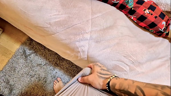 Me meto al cuarto de mi hermanastra y le pongo la verga en la boca, me termina dando su coño rosa