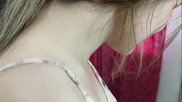 Mi hermanastra guarda el secreto cuando me ve masturbándome de no contarle a mis padres a cambio de follarla duro.