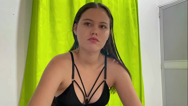 Mi hermanastra guarda el secreto cuando me ve masturbándome de no contarle a mis padres a cambio de follarla duro. Hg