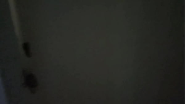 Mi hermanastra me pide ayuda con su ropa y me la termino follando hasta correrme en ella