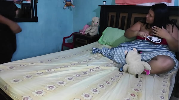 Mi padrastro me deja con mi hermanastro tímido y yo le digo que me folle duro lo hace excelente