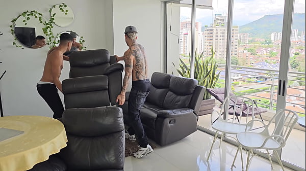 Mis hermanastros me ayudaban con la mudanza y se pusieron calientes así que les di a probar mi coño rosa-MOLLY SMITH-PARTE 1