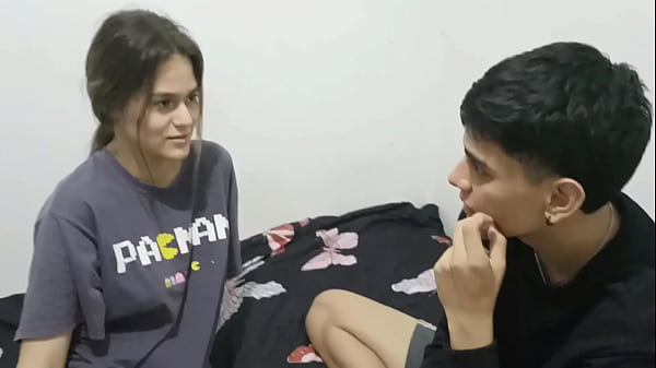 Una rica cogida con mi timida hermanastra mientras ordena el armario de mi padrastro.