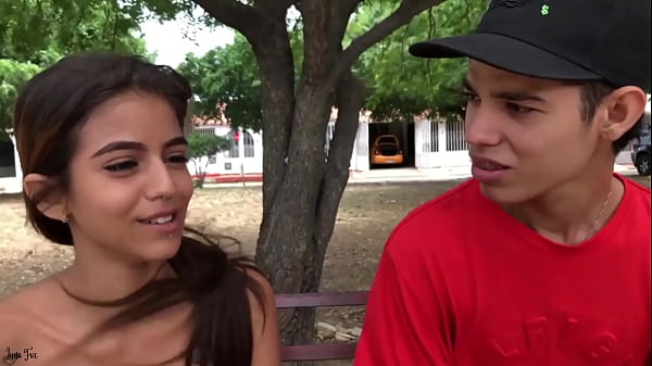 Demasiado grande para su apretado coño – Ella se orinó a sí misma