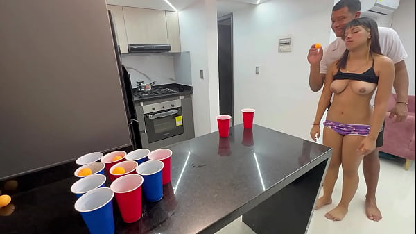 Le gano jugando a mi tímida hermanastra hasta quitarle toda la ropa y ponerla muy cachonda con mi rico pene, y terminamos follando duro y rico