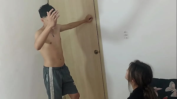 Le limpio el cuarto a mi hermanastra a cambio de una follada por el culo. Ella dice que si y me corro en su coño.