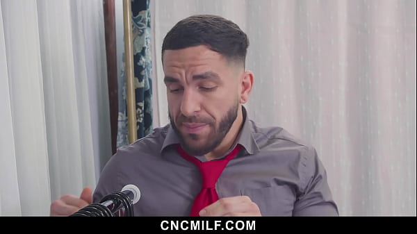 The Hot Milf Sales Person Letting Her Client Freeuse Her While He Shops – Cncmilf