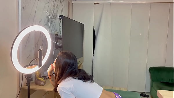 Ayudo a mi linda hermanastra con sus redes sociales y terminamos follando duro hasta venirme adentro de su culo.