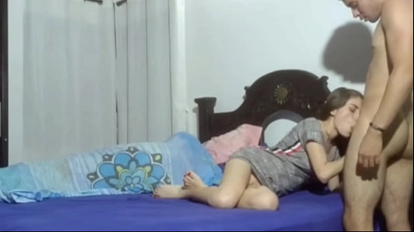 Entro al cuarto donde descansa mi hermanastra con su novio y me la follo bien duro