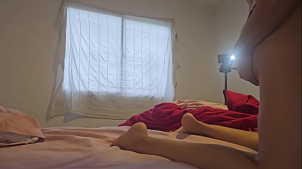 Hermanastra bisexual me pide un trio mientras me cabalga