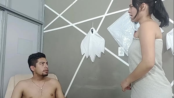 Invito a mi pequeña hermanastra a ver películas para poder follarmela y correrme en su culo.