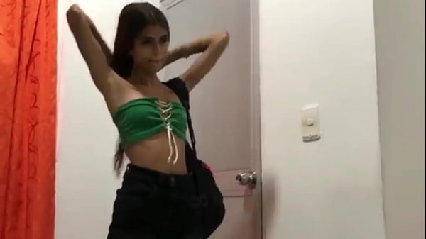 LA FLACA DE MI HERMANASTRA LLEGA A MI CUARTO A SEDUCIRME TERMINAMOS FOLLANDO ME SACA LA LECHE CON SU RICO HUESO VAGINAL