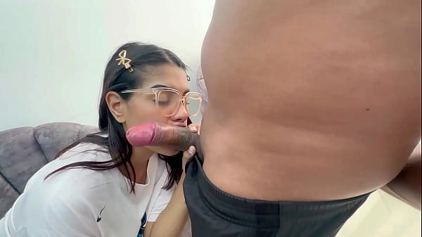 Le doy una caja con mi polla a entro como sorpresa para poderla follar duro y rico y terminar dándome un rico anal termino dándole toda mi leche de mi enorme pene.