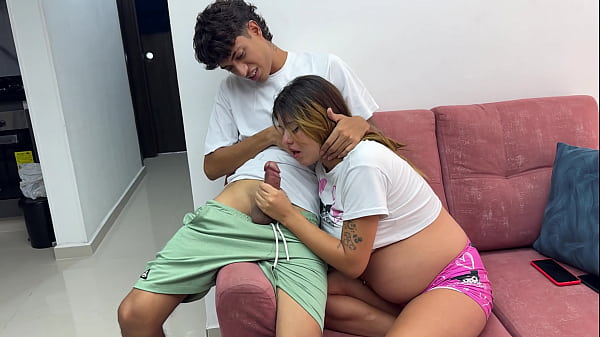 Mi hermanastra guarda el secreto cuando me ve masturbándome de no contarle a mis padres a cambio de follarla duro.