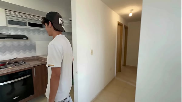 Mi tímida latina hermanastra me pide que le cocine y yo a cambio de cocinarle le doy una rica y dura follada con mi enorme pene, hasta darle toda mi rica leche en su coño.