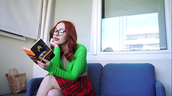 Stepsister was reading a book and didn’t notice me fucking her!