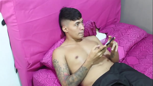 Ayudo a mi pequeña hermanastra con sus clases de aeróbicos y termino follandola bien rico.