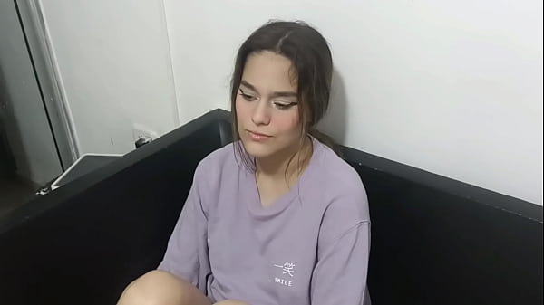 Hago que mi hermanastra pequeña se venga rico mientras la cojo en su cuarto.