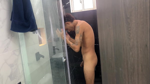 Hago venir a chorros a mi vecina mientras compartimos una buena ducha.