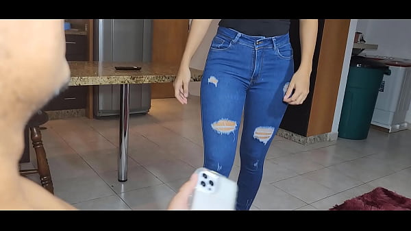 Hermanastra y Casero: Tetas Grandes y Corridas Prohibidas Solo en Casa