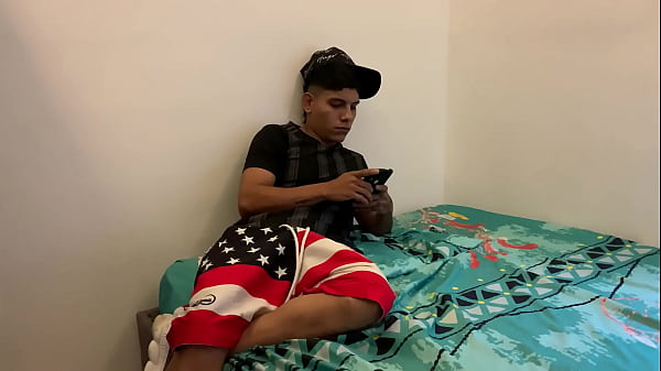 La puta de la madrastra de mi mejor amigo me invita a su casa como pretexto para que la coja muy duro y sentir mi gran polla.