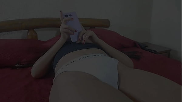 las panty de mi hermanastra me enloquece, tiene una vagina perfecta y deliciosa