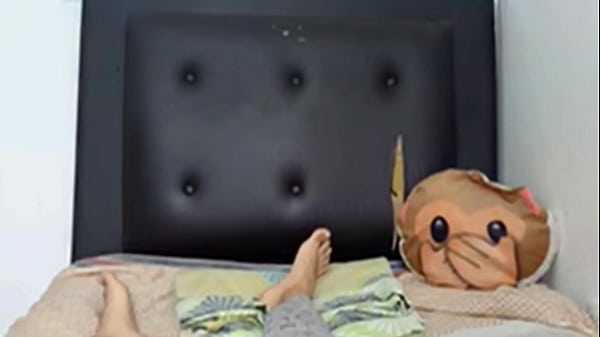 Le arreglo las uñas a mi hermanastra y me paga con una buena follada