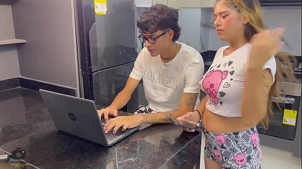 Le ayudo con las clases de informatica a mi linda hermanastra y la hago que se deje follar muy duro por el culo.