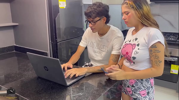 Le ayudo con las clases de PC a mi puta hermanastra y me la follo hasta hacerla venir a chorros.