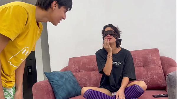 Lo que empezó como un juego caliente de hermanastros, terminó con una gran follada y una corrida en su coño.