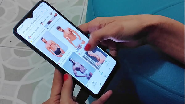 Madrastra pervertida se la pasa viendo hombres en su celular y le tiene tantas ganas a su hijastro que termina follando con el y mete su gran polla dentro de su boca de zorra infiel