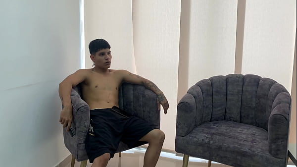 Me aprovecho que mi madrasta toma un descanso para jugar con su rico coño y venirmele en sus tetas. H.L.