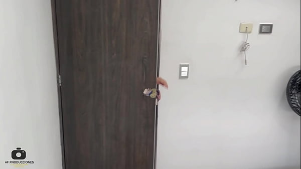 Mi hermanastra embarazada me sorprende jugando con su ropa interior y me pide que la folle a cambio de no contar nada. H.L.