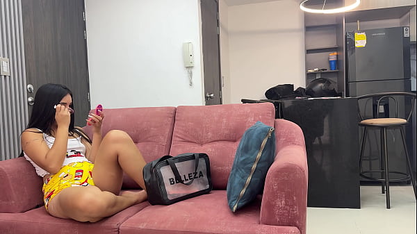 Mi hermanastra me seduce intentándome quedar como un gay y yo le demuestro que no lo soy.