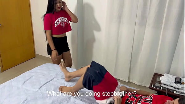 Mi hermanastra menor me da clases sexuales y me deja venir en su culo.