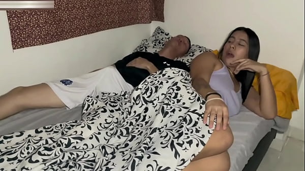 Mi puta hermanastra se masturba a mi lado y no resisto a meter mi verga en su húmedo coño- BBW- HISTORIA COMPLETA