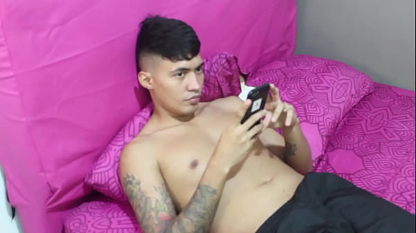 Mi timida hermanastra quiere ser gimnasta y le ayudo dándole la mejor follada de su vida.h