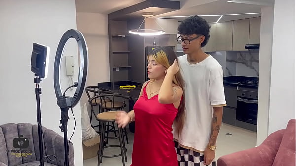 Mi timida hermanastra quiere ser modelo de redes sociales y yo le enseño como modelar sexy y aprovecho para follarla y preñarla. h.l.