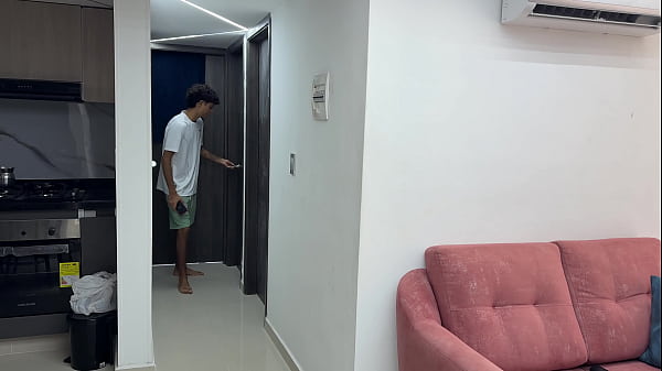 Si no me follas le contaré a mis padrastros que te masturbas con mis fotos.