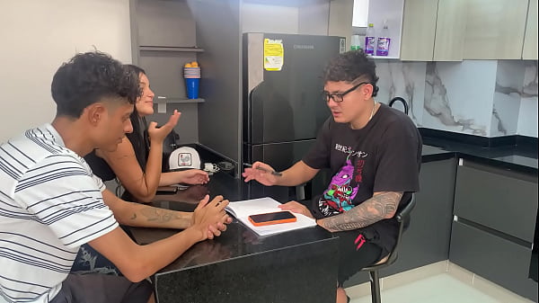 Chica sin trabajo le pide a jefe cachondo que le haga unas pruebas anales y le de el ascenso como sirvienta.