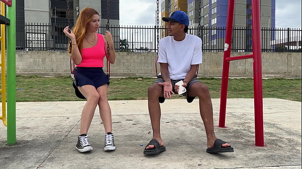 Cito a una una descocida en el parque por una red social, la convenzo de ir a mi apartamento y termino dandole una rica cogida por su estrecho culo hasta darle toda mi rica leche.