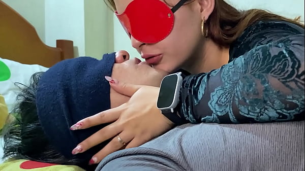 HERMANASTRA dirige un BESO FRANCÉS PROFUNDO y muy HÚMEDO