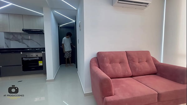 Le doy una buena bienvenida a mi linda hermanastra luego de su campamento de verano y me la follo muy rico y duro.