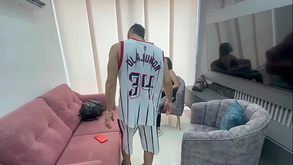 Le propongo a mi latina culona hermanastra distraernos para no estar aburridos y termino dándole mi rica polla en su estrecho culo.