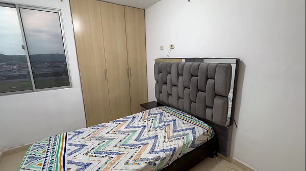 Le propongo quedarnos en casa a mi hermanastra y termino dandole mi emorme y rico pene en su rosadito coño hasta darle toda mi rica leche.