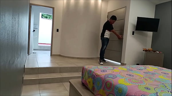 LLEGO A CASA Y ESTA LA VECINA ESPERANDOME Y YO LE SALGO CON OTRA SORPRESA SEXO DURO