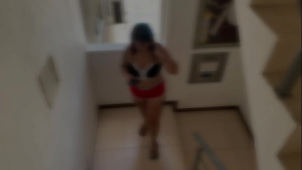 Madrastra enojada quiere que la penetren duro y se le corra en su coño para que se le pase un poco el malgenio.