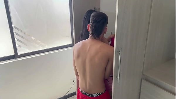 Me aprovecho que no hay nadie en casa para follarme muy duro a mi hermanastra y venirmele adentro de su culo.